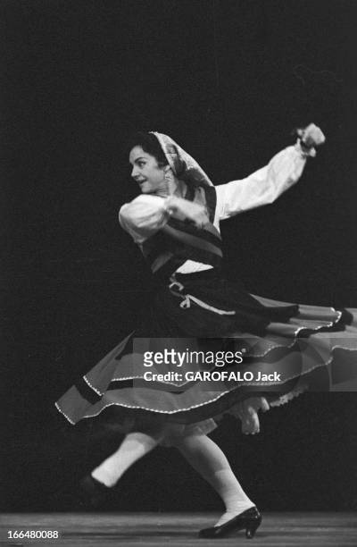 Show Of Spanish Dances. Octobre 1956, spectacle de danses espagnoles avec Lola Flores. Sur scène, une danseuse en foulard fait tournoyer sa robe...