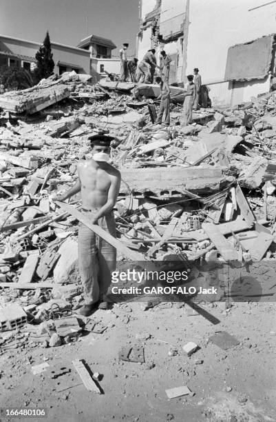 Agadir Earthquake. Maroc, Agadir, mars 1960, La ville a été partiellement détruite par un tremblement de terre le 29 février 1960. Ci un matelot...
