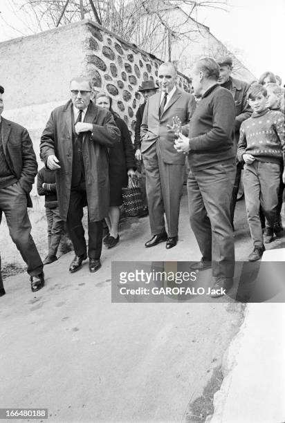 France March 1967 General Elections Vote Of Prime Minister Pompidou. France, 5 Mars 1967 : 1er tour des élections législatives, vote du premier...