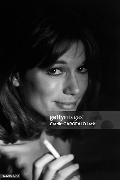 Rendezvous With Olga Georges-Picot And Claude Rich. France, 5 avril 1967, l'actrice française Olga GEORGES-PICOT a pris des cours d'art dramatique à...