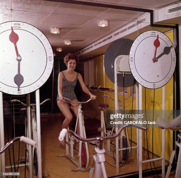 Life Aboard The Liner 'France'. En février 1962, sur le paquebot 'France' lors de sa première traversée Le Havre-New York. Dans la salle de sport,...