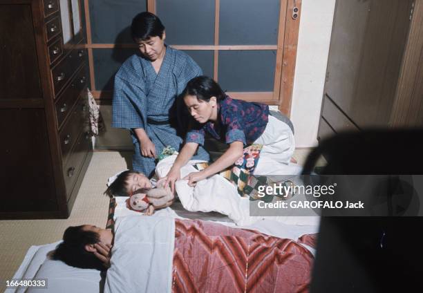 Japan. Japon, novembre 1968, la ville de Tokyo loue à Suzuki des maisonnettes à pièce unique pour un loyer mensuel de 24 francs. La mini-cuisine...