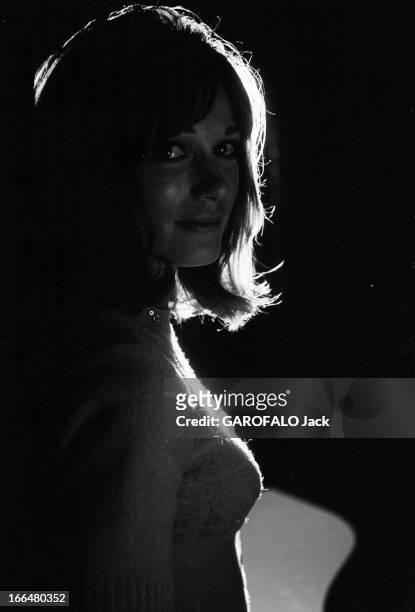 Rendezvous With Olga Georges-Picot And Claude Rich. France, 5 avril 1967, l'actrice française Olga GEORGES-PICOT a pris des cours d'art dramatique à...