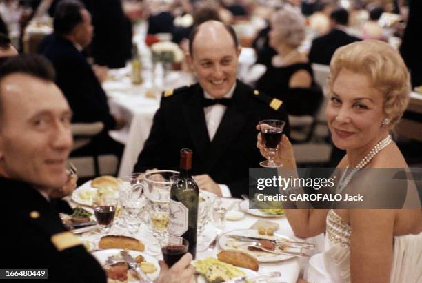 Life Aboard The Liner 'France'. En février 1962, sur le paquebot 'France' lors de sa première traversée Le Havre-New York. Dans la salle à manger,...