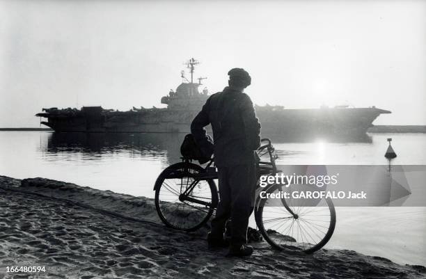 Crossing Of The Suez Canal By The Aircraft Carrier ' Intrepid'. Juin 1967, le porte-avion américain ' Intrepid' traverse le canal de Suez. Devant,...