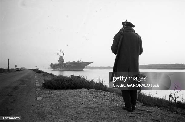 Crossing Of The Suez Canal By The Aircraft Carrier ' Intrepid'. Juin 1967, le porte-avion américain ' Intrepid' traverse le canal de Suez devant la...