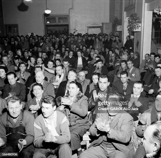 Gathering Of The Udca. 1956, Union de défense des commerçants et artisans, parti de Pierre POUJADE. Lors d'une réunion, plan sur le public venu...