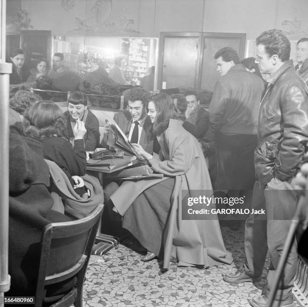 Close-Up Of Ivy At The Pacra Concert In 1954. 1954, Paris : dans un café, la jeune mannequin IVY lit une revue avec un jeune homme fumant la pipe en...