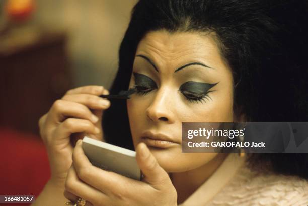 Some Prostitutes Found Refuge At Sisters In France In 1973. En 1973, une prostituée de la rue Saint-Denis à Paris appelée Chantal, se maquillant les...