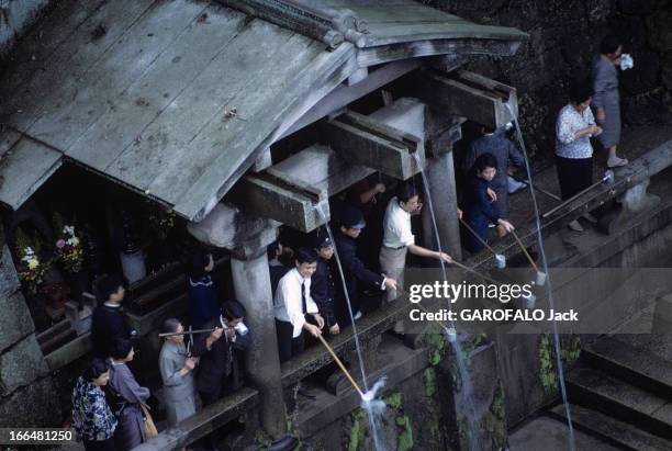 Japan. Japon, novembre 1968. A Kyoto, le temple à flanc de colline, le Kiyomizu-dera, dont la plate-forme est soutenue par des centaines de piliers,...