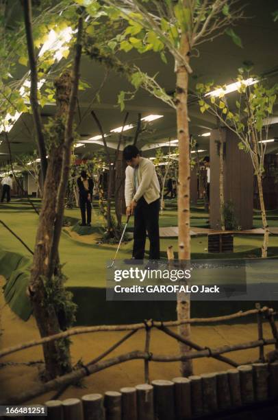 Japan. Japon, novembre 1968, un japonais joue au golf sur un green artificiel, éclairé par de nombreux néons, au huitième étage du grand magasin...