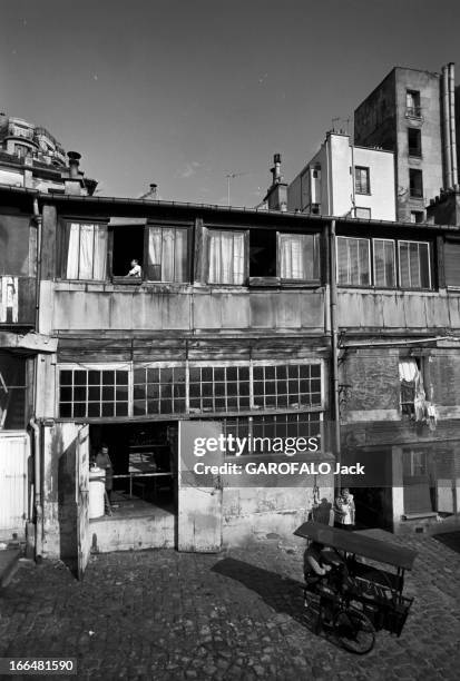 Le Bateau Lavoir' In Montmartre. Paris juillet 1967,' LE BATEAU LAVOIR' à Montmartre. Au début du 20eme siècle, cet immeuble fut le lieu de travail...