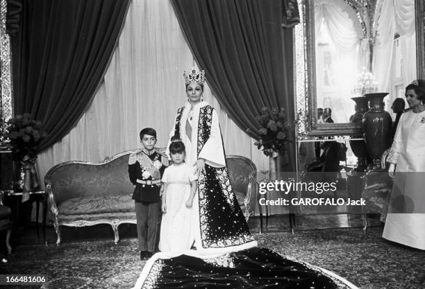 Coronation Of The Shah And Farah Diba. Téhéran- 27 Octobre 1967- Lors du couronnement du Shah d'Iran et de Farah DIBA, dans un salon du palais du...