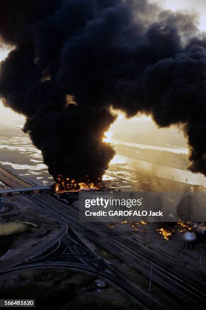 The Disaster Of Feyzin Refinery. Feyzin, site pétrochimique de Lyon Sud-4 janvier 1966- La catastrophe: explosion suite à une fuite de gaz sous une...