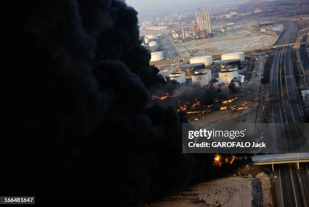 The Disaster Of Feyzin Refinery. Feyzin, site pétrochimique de Lyon Sud-4 janvier 1966- La catastrophe: explosion suite à une fuite de gaz sous une...