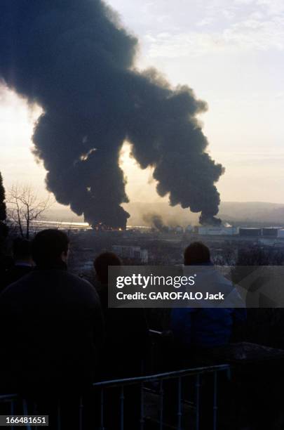 The Disaster Of Feyzin Refinery. Feyzin, site pétrochimique de Lyon Sud-4 janvier 1966- La catastrophe: explosion suite à une fuite de gaz sous une...