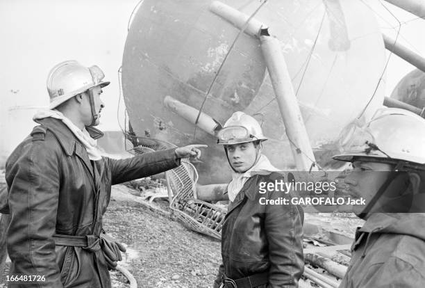 The Disaster Of Feyzin Refinery. France, Feyzin, janvier 1966, catastrophe dans un site pétrochimique du sud de Lyon, le 4 janvier. Du propane...