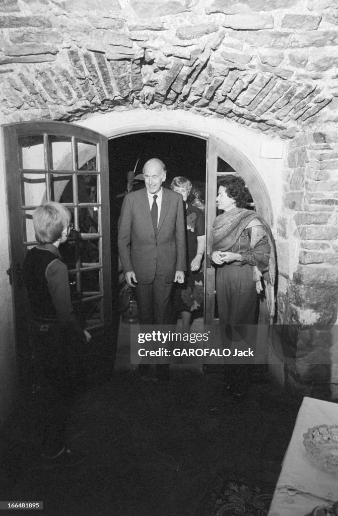 1981 VALERY GISCARD D'ESTAING AND HIS WIFE ANNE-AYMONE IN A RESTAURANT