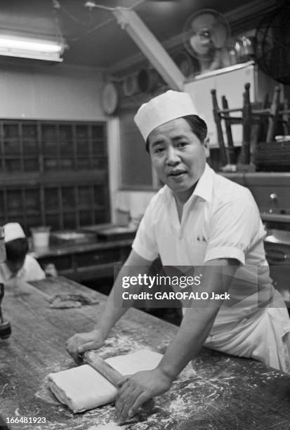 Japan. Japon, 14 octobre 1968, portrait de Haruo Suzuki qui travaille depuis 18 ans dans une pâtisserie de trois ouvriers à Asakusa, pétrissant une...