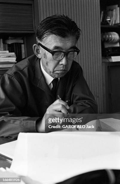 Japan. Japon, 14 octobre 1968, Masaru IBUKA, patron de l'entreprise 'Sony', avec des lunettes, devant un document dans son bureau.
