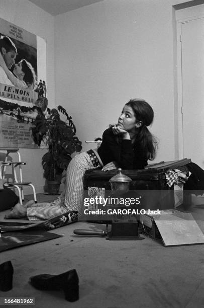 Rendezvous With Muriel Baptiste. France, Boulogne-Billancourt, 27 juin 1968, la comédienne Muriel BAPTISTE reçoit l'équipe de Paris Match chez elle....