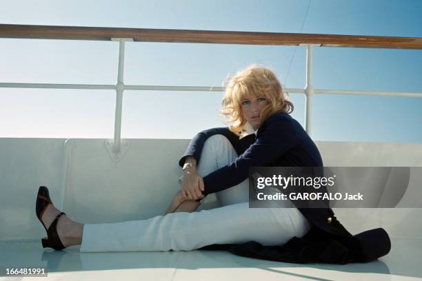 The 21Th Cannes Film Festival 1968: Monica Vitti. Le 21ème Festival de CANNES 1968 : attitude de Monica VITTI en pantalon blanc et veste longue...