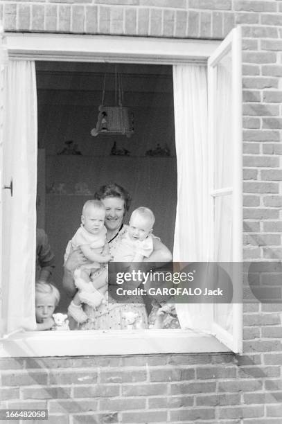 Rendezvous With Dutch Siamese. Juillet 1954 rendez-vous avec la famille des soeurs siamoises Tjitske et Folkje DE VRIES, séparées le 12 juin 1954....