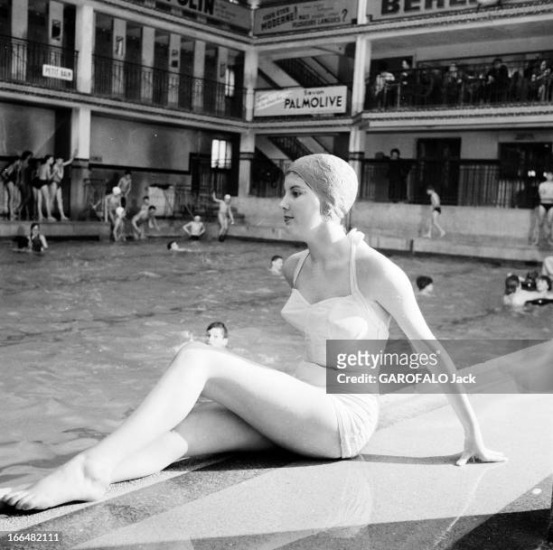 Rendezvous With Frederique Weber. France rendez-vous en 1955 et 1956 avec Frédérique WEBER. La jeune femme en maillot et bonnet de bain pose sur le...