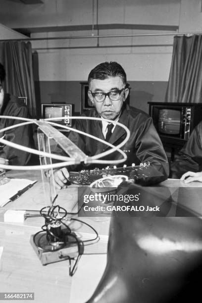 Japan. Japon, 14 novembre 1968, dans l'un de ses bureaux d'études, Masaru IBUKA, président de 'Sony', avec des lunettes, devant l'une des dernières...