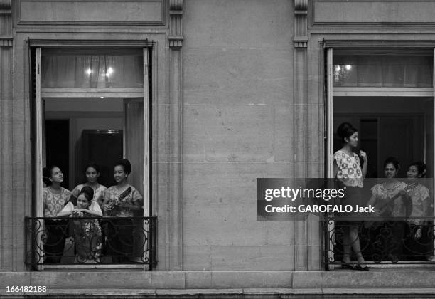 Bayanihan Ballets . France, 19- : ballets 'bayanihan ' danse et chants des 'philippines'au théâtre des Champs-Elysées et à Paris Match. Vue de la...