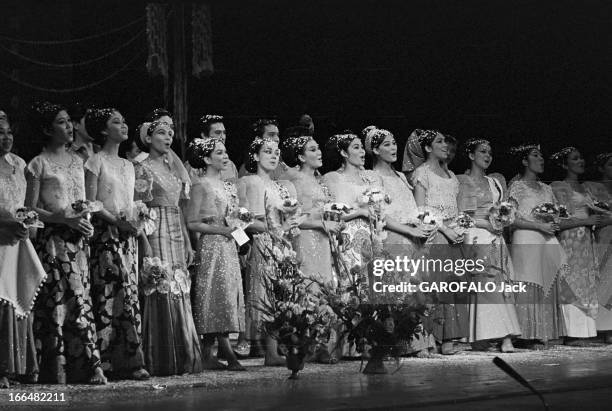 Bayanihan Ballets . France, 19- : ballets 'bayanihan ' danse et chants des 'philippines'au théâtre des Champs-Elysées et à Paris Match. Sur scène,...