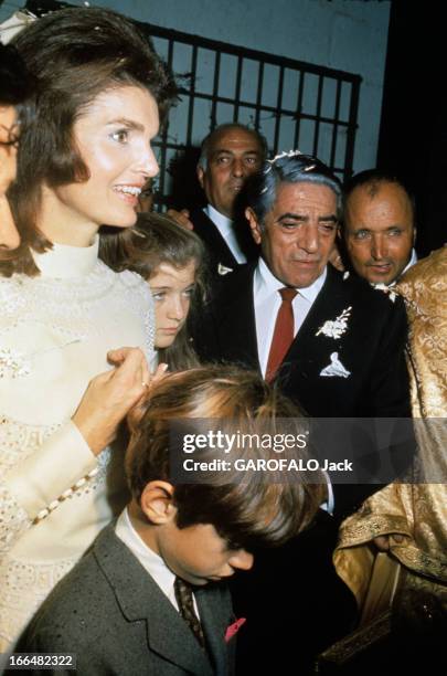 Wedding Of Jackie Kennedy And Aristotle Onassis. Ile de Skorpios - 20 octobre 1968 - Aristote ONASSIS avec son épouse Jackie KENNEDY souriante et ses...