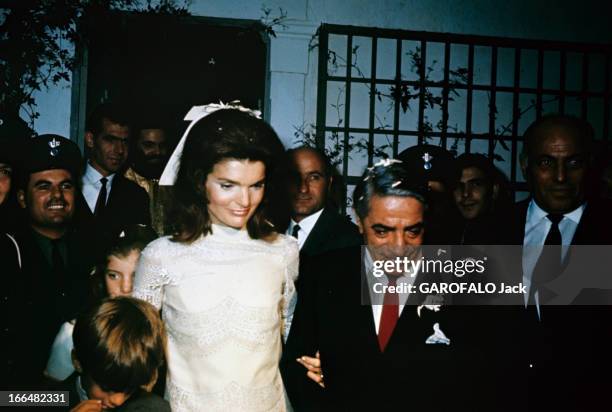 Wedding Of Jackie Kennedy And Aristotle Onassis. Ile de Skorpios - 20 octobre 1968 - Aristote ONASSIS avec son épouse Jackie KENNEDY et ses deux...