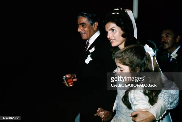 Wedding Of Jackie Kennedy And Aristotle Onassis. Ile de Skorpios - 20 octobre 1968 - Aristote ONASSIS, un verre à la main,, aux côtés de son épouse...