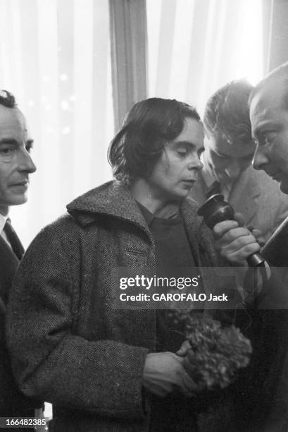 Femina Prize To Zoe Oldenbourg. 1953, Zoe OLDENBOURG reçoit le prix Fémina pour 'la Pierre Angulaire' publié aux éditions Gallimard. La romancière un...