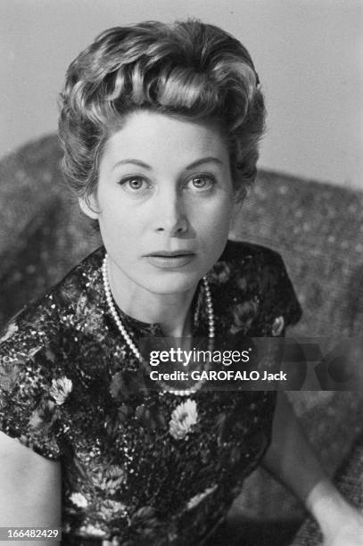 Jacqueline Joubert. Janvier 1957, portrait de de Jacqueline JOUBERT actrice et speakrine à la télévision française. Elle porte une robe à manches...
