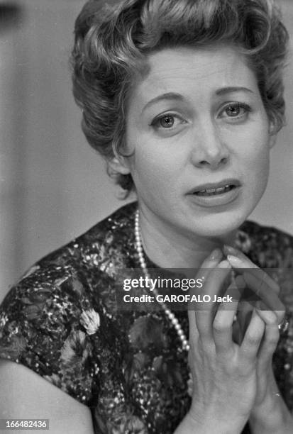 Jacqueline Joubert And Georges De Caunes. Janvier 1957, portrait de de Jacqueline JOUBERT actrice et speakrine à la télévision française. Elle porte...