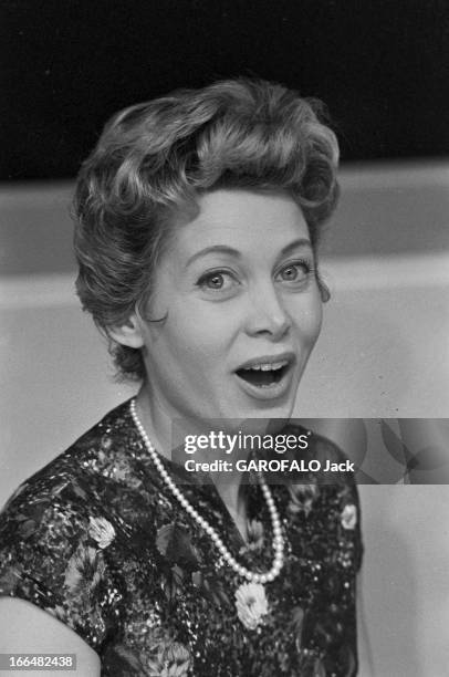 Jacqueline Joubert And Georges De Caunes. Janvier 1957, portrait de Jacqueline JOUBERT actrice et speakrine à la télévision française. Elle porte une...