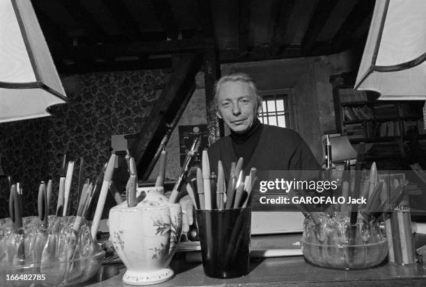 Rendezvous With Henri Viard. France, Beaulieu-sur-Loire, 19 février 1969, l'écrivain et scénariste français Henri VIARD travaille dans son château...