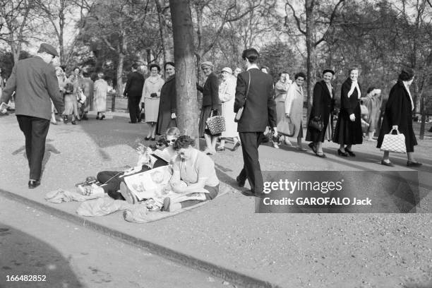 May 6Th, 1960 Marriage Of Margaret Of England With Lord Snowdon In London: Honeymoon Departure, Atmoshere In The Streets. Londres 6 mai 1960 La...