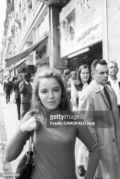 Rendezvous With Muriel Baptiste. France, 27 juin 1968, la comédienne Muriel BAPTISTE reçoit l'équipe de Paris Match chez elle. Cette année-là, elle...
