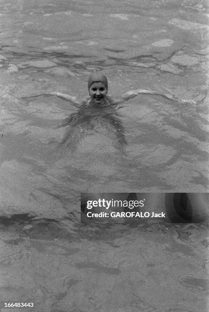 Rendezvous With Frederique Weber. France rendez-vous en 1955 et 1956 avec Frédérique WEBER. La jeune femme à la piscine.