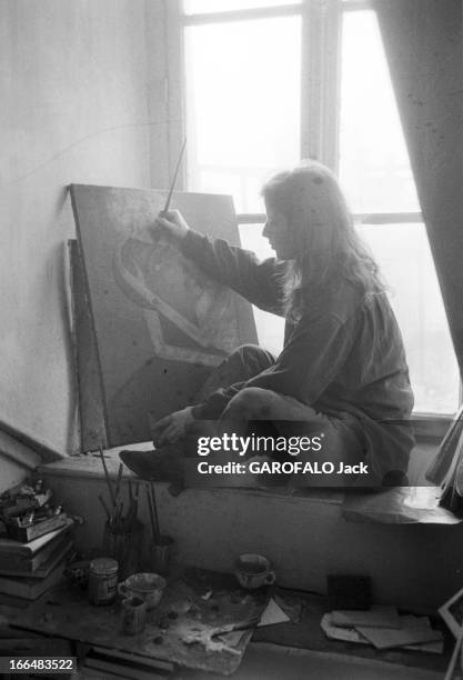 Rendezvous With Bella Brisel. Paris février 1956, Bella BRISEL, artiste peintre israélienne, dans son atelier domicile, rue de Seine. La jeune...