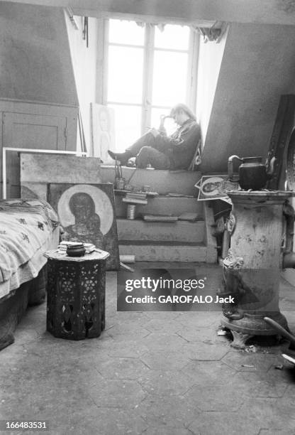 Rendezvous With Bella Brisel. Paris février 1956, Bella BRISEL, artiste peintre israélienne, dans son atelier domicile, rue de Seine. La jeune...