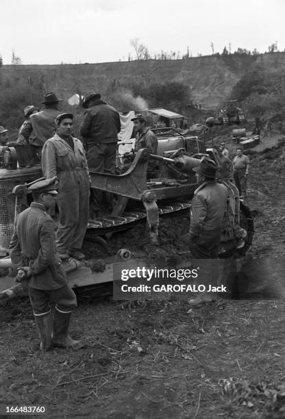 Earthquake In Chile. Sud du Chili, Valdivia- 3 16 Juin 1960- Le séisme de Valdivia d'une magnitude supérieure à 8, créant un tsunami sur la côte...