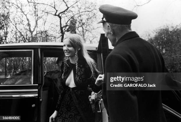 Moving Around In A Rolls. Angleterre, 19 juin 1970, une jeune femme descend d'une voiture créée par le constructeur automobile Rolls-Royce, un...