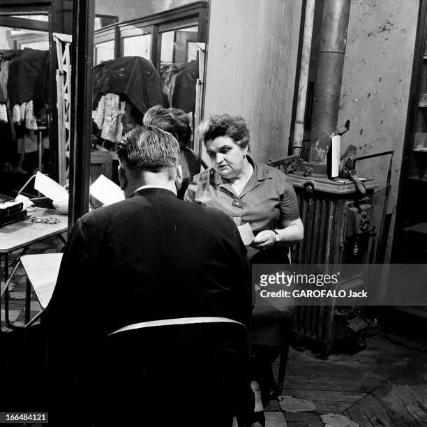 The Finaly Case. France 1953, Marie Antoinette BRUN condamnée dans l'affaire des enfants FINALY et un homme de dos avec une machine à écrire. En...