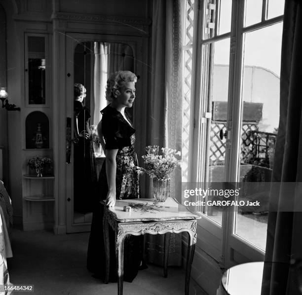 Close-Up Of Martine Carol. France, mars 1954, l'actrice française Martine CAROL tourne cette année-là dans le film 'Madame du Barry' du réalisateur...