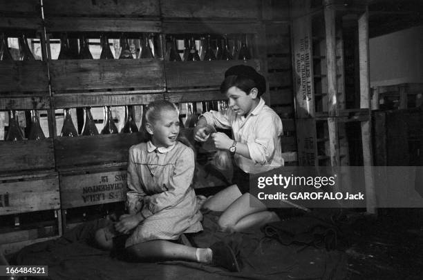 Shooting Of The Film 'Joyeux Voyage' By Gene Kelly. Le 9 juin 1956 en France, à Semur-en-Auxois, sur le tournage de 'Joyeux Voyage' sous la direction...