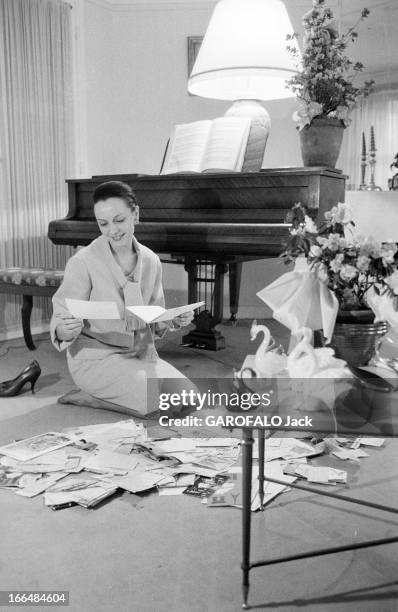 Rendezvous With Josette Amiel. 1961 Janvier, Josette AMIEL danseuse chez elle. Dans un salon devant un piano , la jeune femme assise par terre lisant...